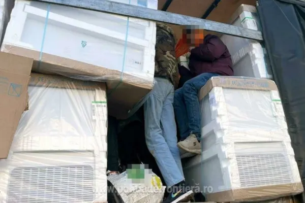 26 de migranți ascunși într-un TIR cu frigidere, prinși de Poliția de Frontieră înainte să plece spre Italia