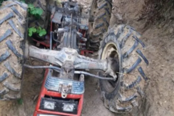 Accident cumplit în județul Cluj: Un bărbat a ajuns la spital cu picioarele zdrobite după ce a căzut tractorul pe el