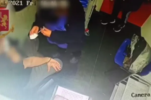 VIDEO | Vaccinare la chiuvetă filmată cu camera ascunsă de polițiști. Imagini REVOLTĂTOARE
