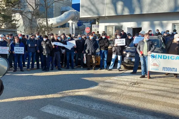 Protest la combinatul de alumină din Tulcea! Sute de angajați sunt nemulțumiți de creșterea prețului energiei electrice