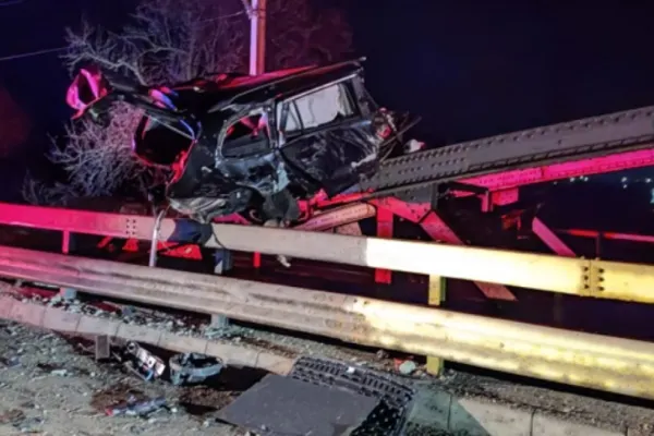 Accident INCREDIBIL, în Bacău: Mașină lovită de tren după un accident rutier! Șoferul a scăpat nevătămat. Cum arată mașina