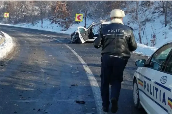 Impact VIOLENT între o mașină de poliție și un camion, pe DN74, în județul Hunedoara: 2 polițiști, RĂNIȚI