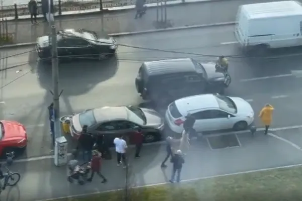 DECIZIE a Poliției Capitalei: Ce s-a întâmplat cu șoferul care a dus pe capotă un biciclist livrator, în Sectorul 6