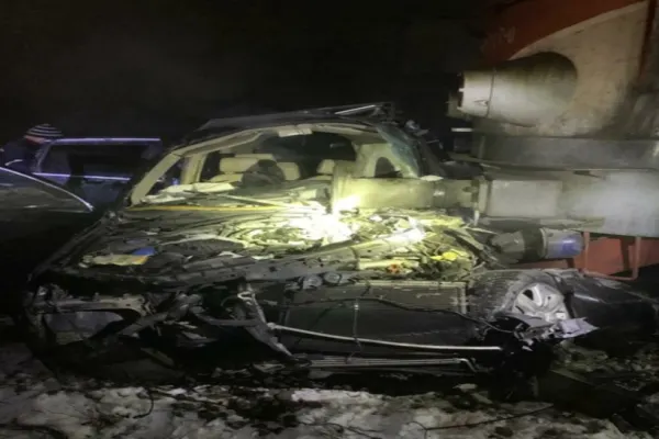 Șofer cu permisul suspendat, dezlănțuit în trafic: urmărit de poliție, a provocat un accident feroviar