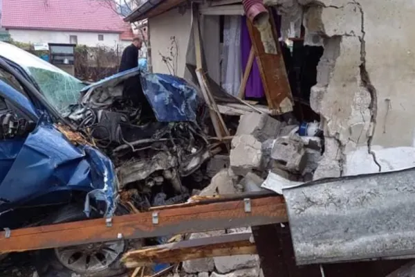 FOTO - Accident HALUCINANT, în Maramureș! Un șofer a intrat cu mașina într-o casă. Imaginile DEZASTRULUI
