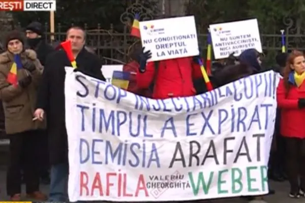 FOTO&VIDEO | PROTESTE anti-restricții și vaccinare în Capitală la peste 30.000 de infectări pe zi - Se cer DEMISII