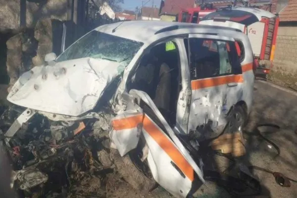 Accident GRAV pe DN12, în județul Covasna: O ambulanță a intrat într-un zid. 4 persoane au fost rănite