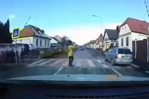 „Cazul Raisa”, la un pas de a se repeta! Copii, puși în pericol pe trecerea de pietoni de un șofer inconștient - Imagini ȘOCANTE