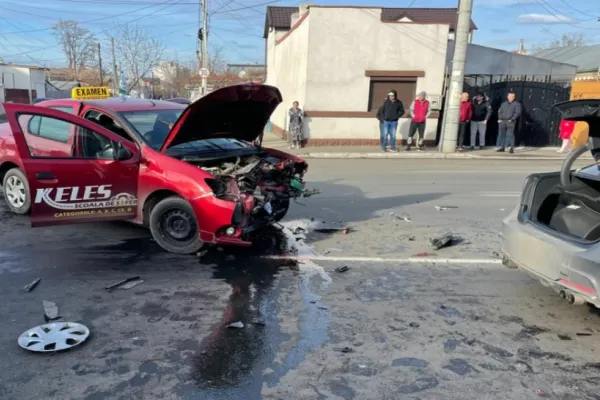 VIDEO | Accident CUMPLIT chiar în timpul examenului auto. Polițistul examinator, GRAV rănit