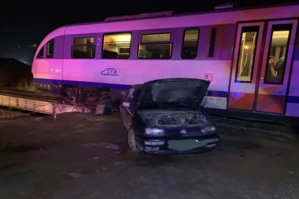 FOTO Accident feroviar în Sighişoara! O maşină a fost lovită de tren