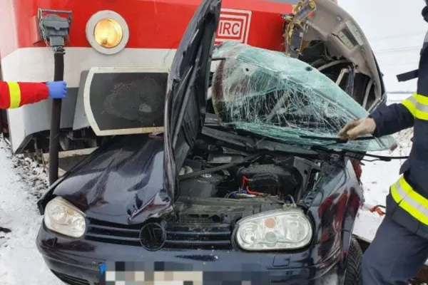 Accident teribil, în Arad: Tânără decedată după ce maşina pe care o conducea a fost spulberată de tren