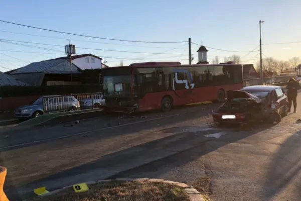 FOTO | Accident grav în Buzău: 3 victime, după ce un autobuz și o mașină s-au izbit violent