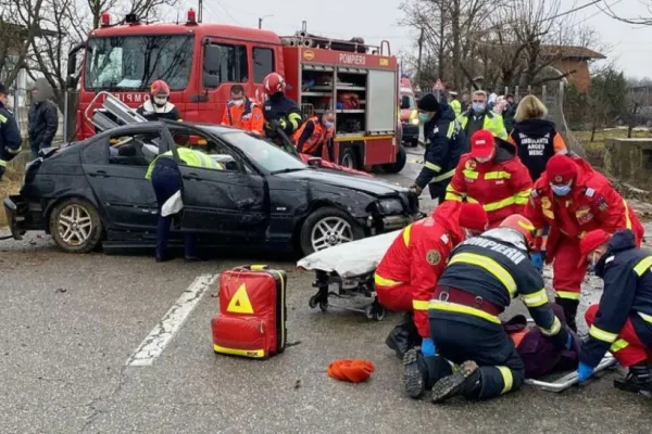 Accident teribil în Argeş: Femeie spulberată pe trecerea de pietoni. Șoferul a rămas încarcerat