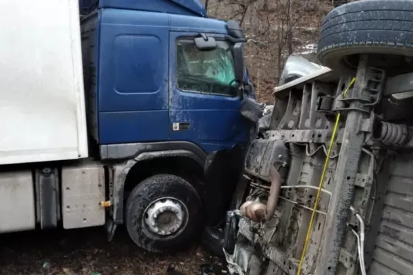 FOTO Accident grav în județul Bacău, 5 persoane rănite. Trafic blocat zeci de minute