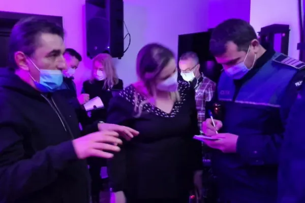 Manager de spital, chef cu subalternii, în pandemie. Petrecerea, oprită de polițiști