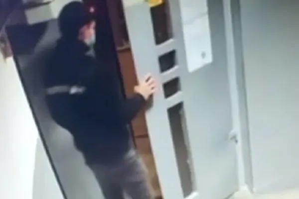 Femeie tâlhărită și lovită în scara unui bloc din Capitală. Făptașul este căutat acum de polițiști