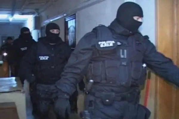 Gafă de proporții uriaşe. Polițiști cercetați după ce au descins la adresa greşită