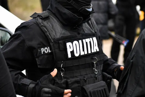 Infractori periculoși, implicați și în trafic de droguri, prinși în Capitală - Polițiștii i-au găsit... sub pat și în șifonier