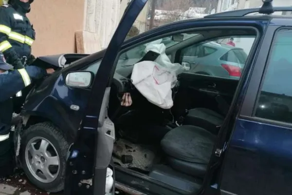Mașină proiectată într-un bloc, în urma unui accident cumplit. Unul dintre șoferii implicați a fugit