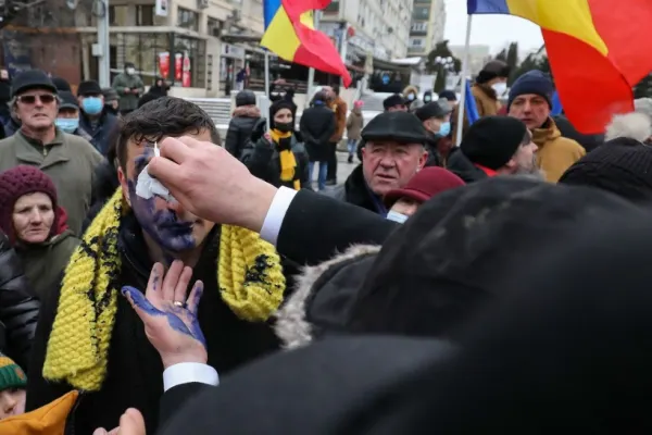 VIDEO Dosar penal pentru bărbatul care l-a stropit cu cerneală pe liderul AUR George Simion