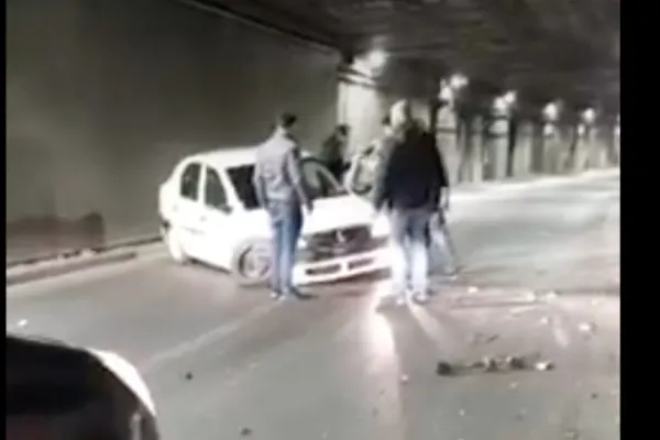 FOTO | Accident rutier în Pasajul Unirii din București. O mașină s-a izbit de parapet