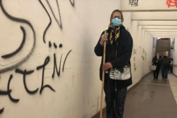 O româncă de 61 de ani a IMPRESIONAT Italia: Zi de zi, femeia face curățenie lună în pasajul în care cerșește