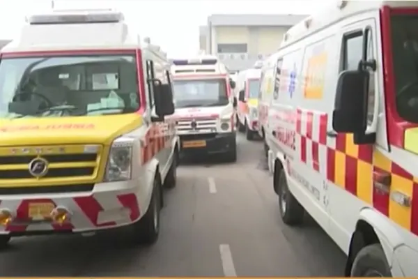 VIDEO 125 de pasageri ai unei curse din Italia, testați pozitiv, la aterizare: Zeci de ambulanțe, aliniate în fața aeroportului, pentru a-i prelua pe infectați - Imagini CUTREMURĂTOARE