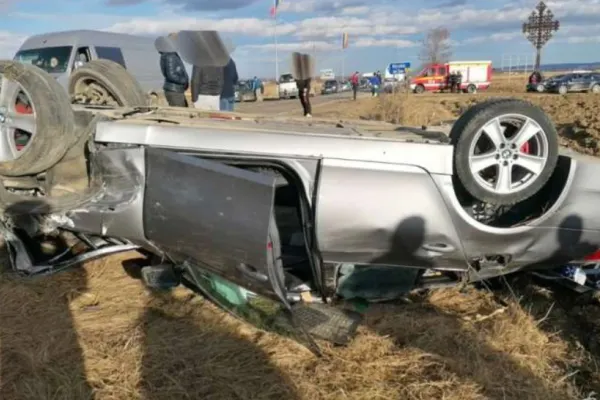 FOTO | Doua adolescente au fost rănite într-un accident rutier, după ce mașina în care se aflau s-a rasturnat