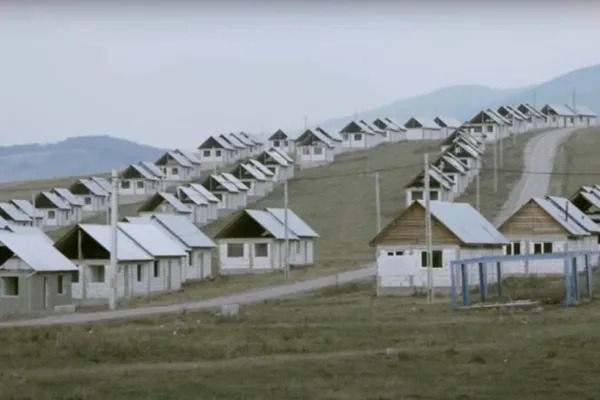 FOTO | O primărie din Bacău vinde case construite de Guvern cu 250 de euro bucata