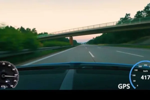 VIDEO Le-a dat clasă miliardarilor români. A gonit cu 417 km/h pe o autostradă din Germania