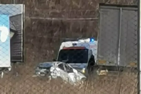 Accident GRAV pe DN 72, în județul Prahova. Două autoturisme şi un autotren s-au ciocnit: Două persoane, rănite