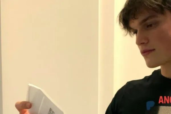MASCA inteligentă, inventată de un român din Italia - Cum își schimbă culoarea când nu mai filtrează aerul