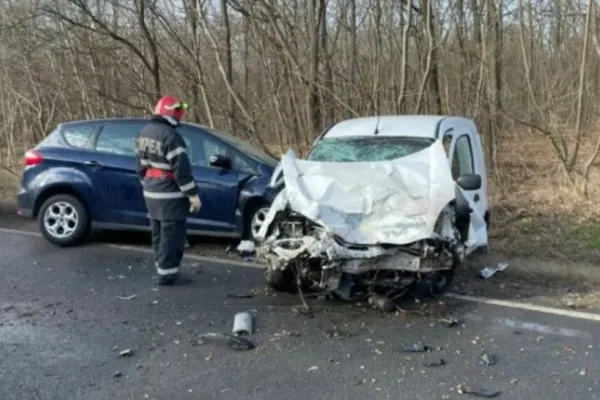 VIDEO - Accident GRAV cu 3 mașini implicate, în Brăila: 5 victime. Trafic, BLOCAT