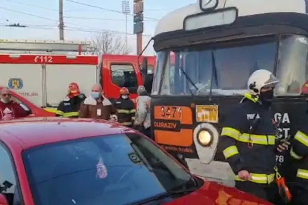 Accident ÎNGROZITOR, în Timișoara! Mașina, lovită în plin de tramvai. Șoferul a rămas încarcerat