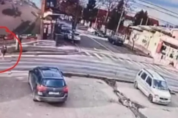 Fetița care a scăpat cu viață din accidentul de pe Laminorului: Polițistul n-a frânat, n-a claxonat, nu ne-a văzut