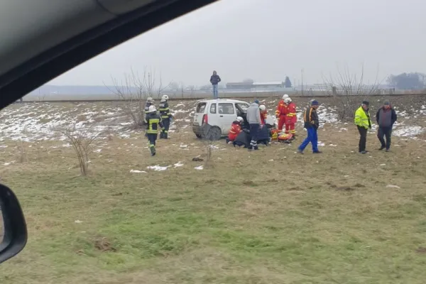 FOTO Accident cumplit lângă Timișoara. Nu s-a asigurat și a fost lovit ÎN PLIN de un tren
