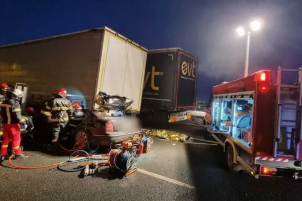 Accident grav în județul Neamț. O mașină a intrat într-o remorcă parcată. 4 persoane sunt rănite