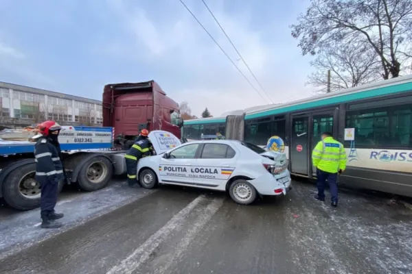 FOTO Accident în lanţ în Cluj-Napoca! A fost implicată şi o maşină a Poliţiei Locale