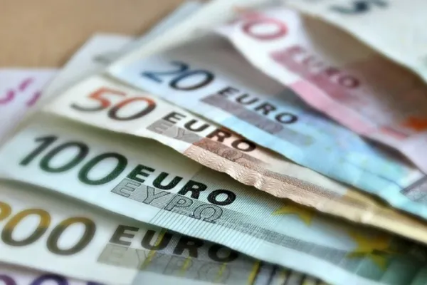 Tun de 6 milioane de euro dat de peste 300 de români din Italia! Ce METODĂ au folosit
