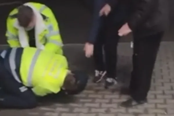 VIDEO Scene șocante la Alba-Iulia, bărbat pus la pământ de polițiști