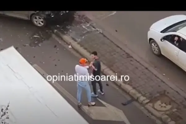 VIDEO |  Scene VIOLENTE în trafic! Tânăr șofer luat la bătaie de un taximetrist, după un accident. Imagini cu un puternic impact emoțional
