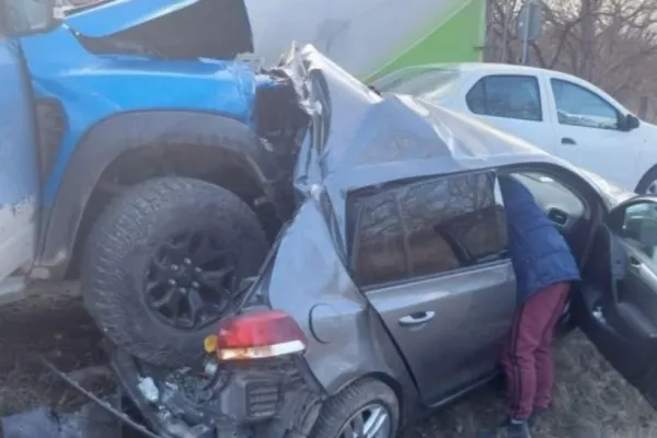 Fiul unui om de afaceri, accident incredibil: s-a urcat cu bolidul peste altă mașină! Șoferul a fost rănit