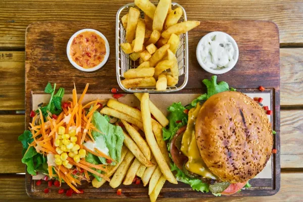 Secretele murdare ale lanțurilor de fast-food. Trebuie să le știi - Pericol URIAȘ pentru sănătate