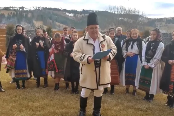 Urarea fermierilor DISPERAȚI de măsurile Guvernului - Plugușorul de la Sângeorz Băi pentru politicieni VIDEO viral