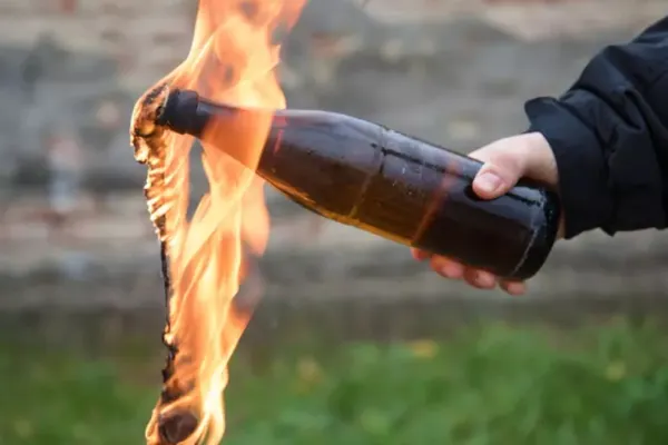 12 tineri înarmați cu cocktailuri Molotov și pistoale airsoft se pregăteau de o răfuială în parcarea mallului Băneasa. Polițiștii le-au potolit avântul bătăușilor