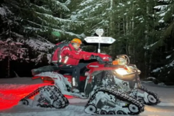 Salvamont, intervenție dramatică în nămeți, în munții Parâng - Un turist polonez s-a accidentat la o plimbare pe snowmobil