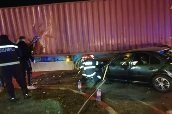 FOTO | Accident GRAV, în Constanța! O mașină a intrat sub un TIR