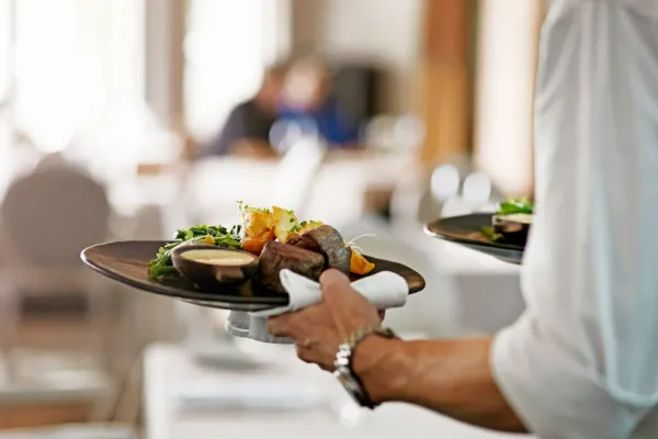 O femeie a murit otrăvită după ce a luat masă într-un restaurant din Franța! Alte 10 persoane, în stare gravă la spital - Cauza