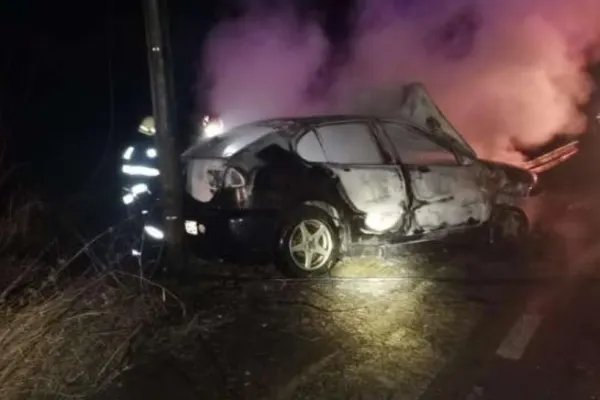 FOTO | Un autoturism a ARS ca o torță în urma unui ACCIDENT. Incidentul s-a petrecut în județul Alba
