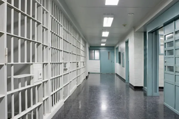 Evadare ca în filme, în Italia. Un deținut român a săpat în zid, apoi a coborât pe o frânghie din cearceafuri